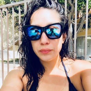 Meet your Posher, Javiela